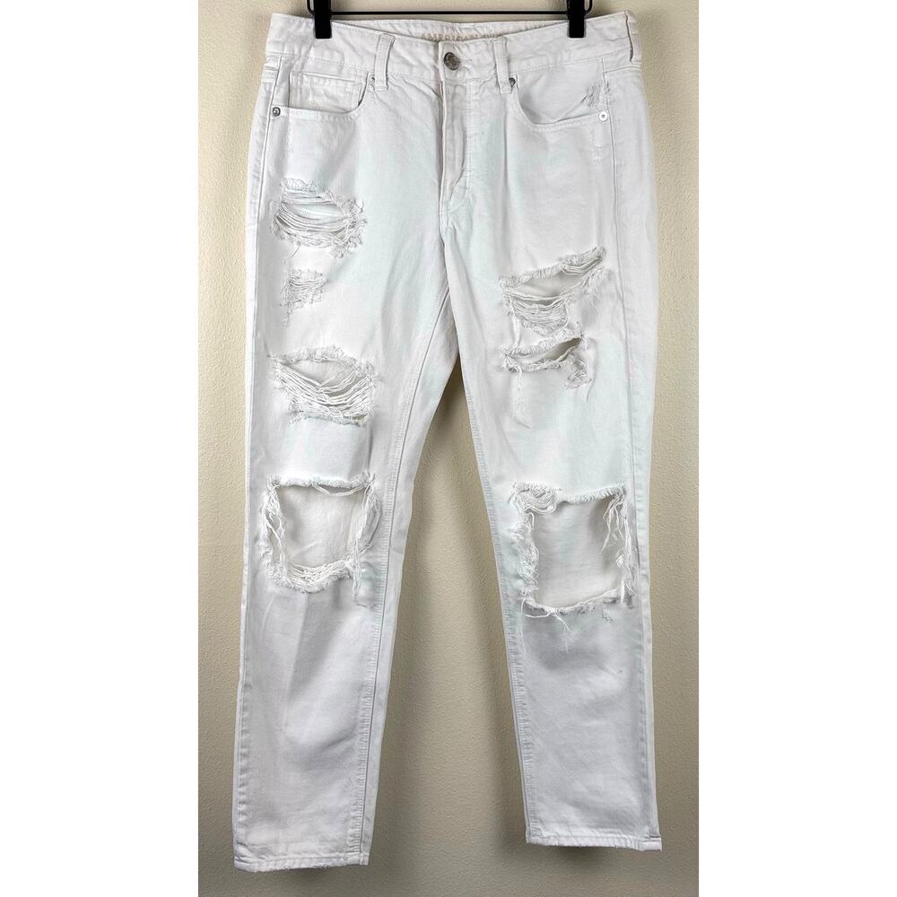 American Eagle Distressed Tom Girl Jeans Size 6 in White